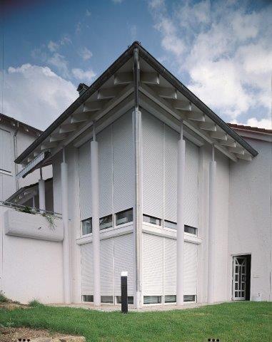 Vorbaurolladen mit 45° abgeschrägter Blende 03