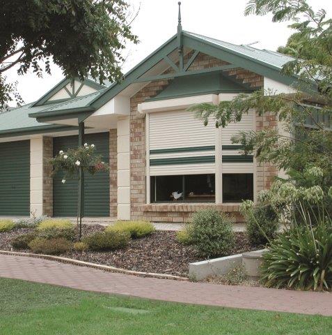 Vorbaurolladen mit 45° abgeschrägter Blende 01